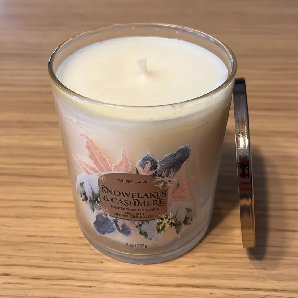 Bath & Body Works Single Wick Candle. Snowflakes & Cashmere.